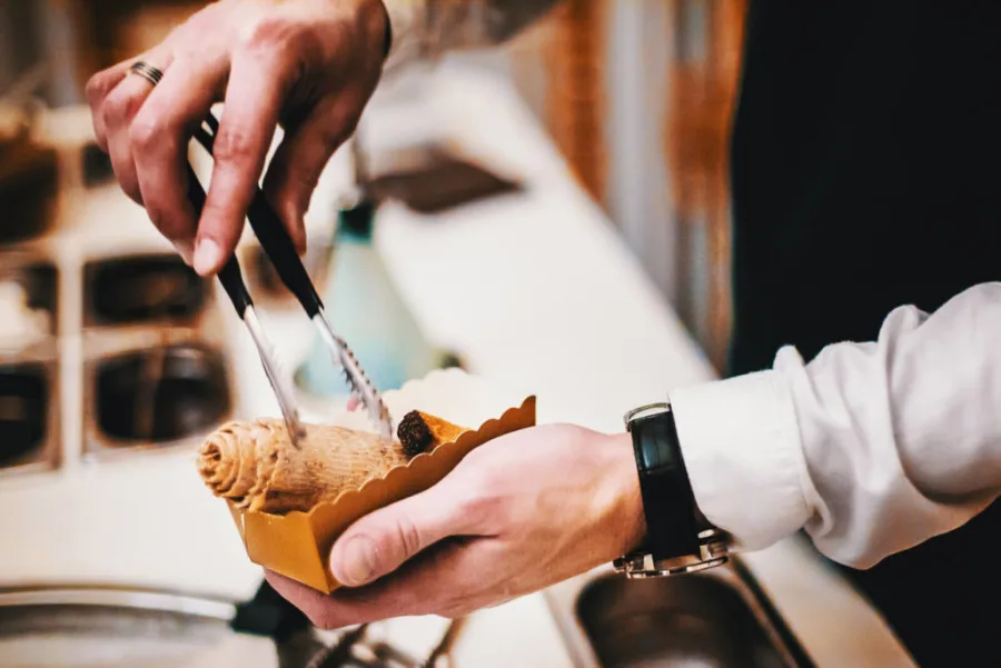 Dressage d'un iceroll, glace roulée réalisée à la pince