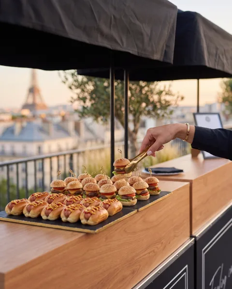 Plateau de mini burgers et mini hot-dogs, service à la pince dorée