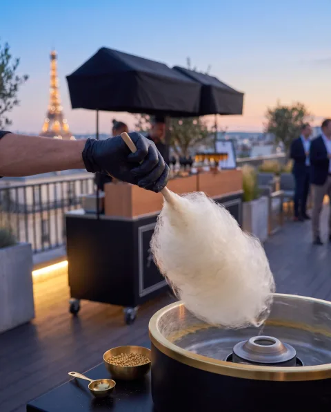 Barbe à papa filée à la main, ambiance toit-terrasse au crépuscule
